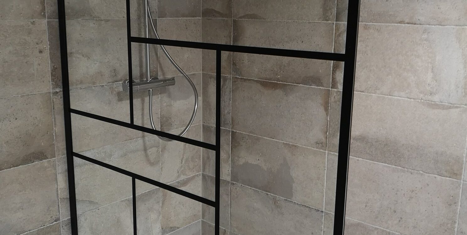 SANITAIRE1 1488X750 | Station Technique Chauffage Douche à l’italienne : quels critères pour une installation durable ? Brumath